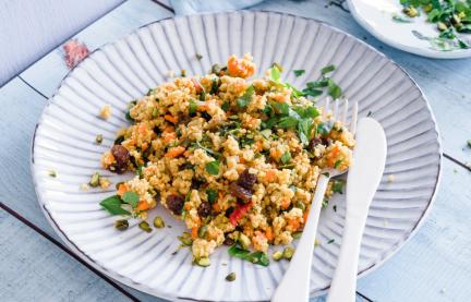 Marokkanischer Couscoussalat auf weißem Teller.