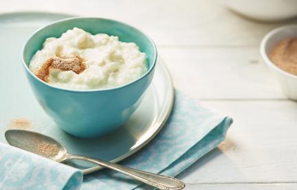 Milchreis im Cookit in einer Schale mit Zimt garniert.