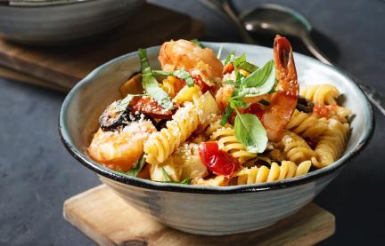 Pasta mit Artischocken und Oliven in zwei Schalen.