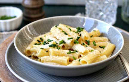 Pasta quattro formaggi in einem Teller angerichtet.