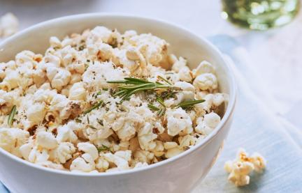 Popcorn herzhaft in einer Schüssel.