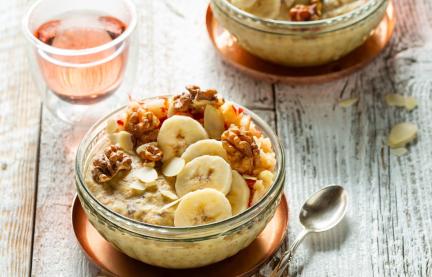Glutenfreies Porridge mit Mandeldrink und Obst