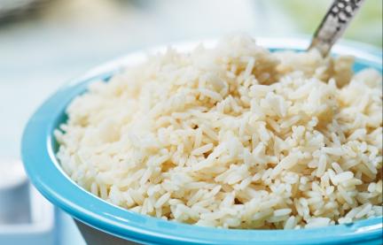 Quellreis in einer Schale mit Löffel.