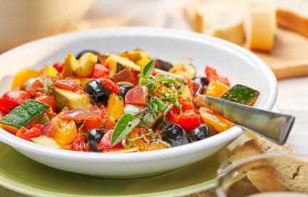 Ratatouille aus Sommergemüse auf einem Teller angerichtet.