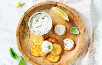 Ricotta-Zitronen-Aufstrich mit Parmesan und Kräutern