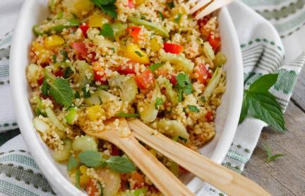 Schneller Couscoussalat aus dem Cookit in weißer Schale.