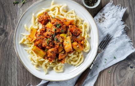 Schnelles Hähnchengulasch auf Teller