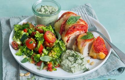 Überbackenes Tomate-Mozzarella-Hähnchen mit Brokkolisalat und Basilikumdip