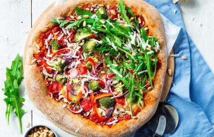 Vollkornpizza Green-Garden auf einem Tisch mit Tuch.