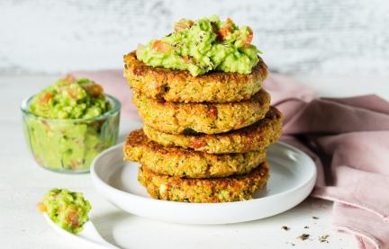 Zucchini-Tomaten-Puffer mit Avocadocreme