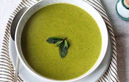 Zucchinisuppe mit Koriander und Minze