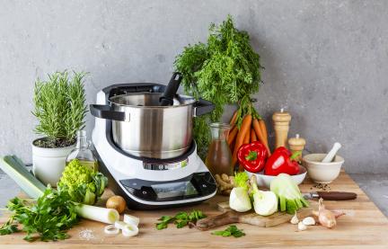 Cookit auf Arbeitsplatte mit Gemüsevielfalt