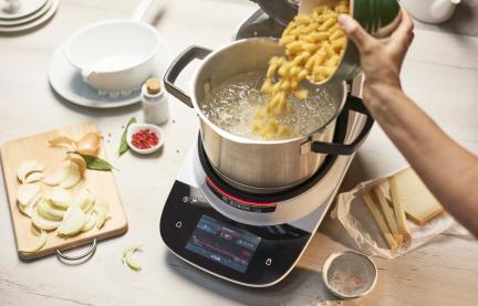 Cookit XL-Topf mit kochendem Wasser, in das Nudeln gegeben werden