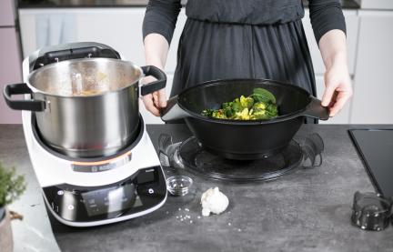 Cookit in Küche mit Dampfgarzubehör und Brokkoli