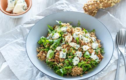 Couscous-Salat mit getrockneten Tomaten im tiefen Teller.