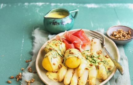 Weißer Spargel mit Bärlach-Senf-Hollandaise angerichtet.