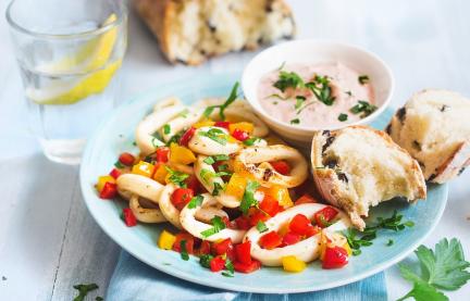 Scharfe Tintenfischringe mit Tomaten-Mayonnaise und Oliven-Ciabatta