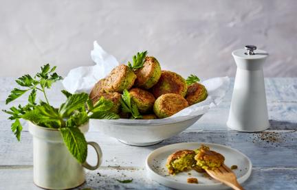 Erbsen-Falafel in einer Schüssel.
