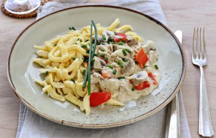 Hähnchengeschnetzeltes und Spätzle auf einem Teller.