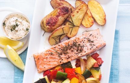 Lachsfilet Sous-vide und buntes Gemüse mit Rosmarinkartoffeln