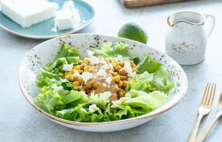 Mais-Kichererbsen-Bowl mit Miso-Tahini-Dressing