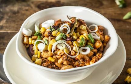 Mexikanischer Hackfleisch Pasta One-Pot in einer Schüssel angerichtet.