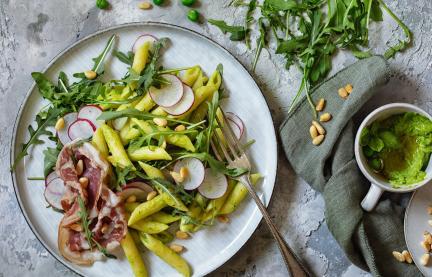 Nudelsalat mit Radieschen und Erbsenpesto