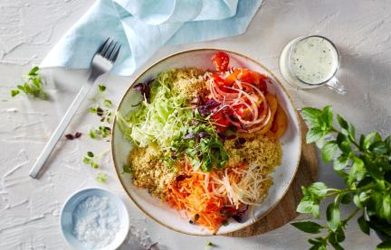 Rohkost-Salat mit Couscous in einer Bowl