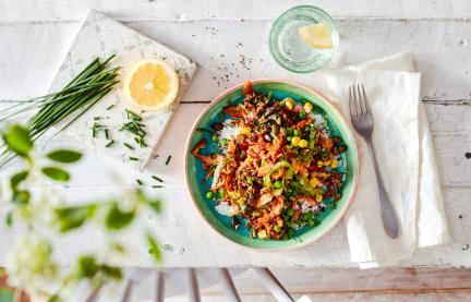 Roter-Reis-Salat mit knackigem Gemüse