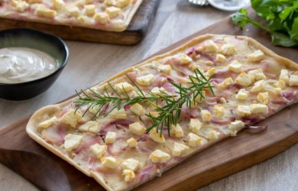 Flammkuchen mit Ziegenkäse und Birne