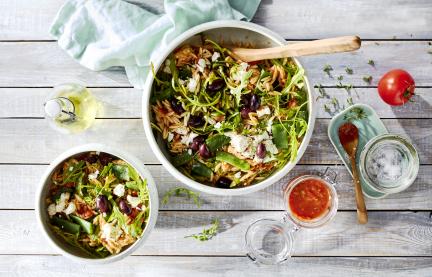 Kritharaki-Salat mit Harissa-Tomaten-Dressing