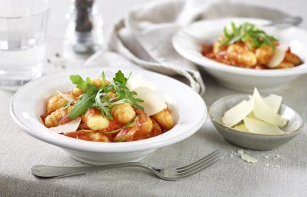 One-Pot Gnocchi mit Salami und Tomaten in einem tiefen Teller.