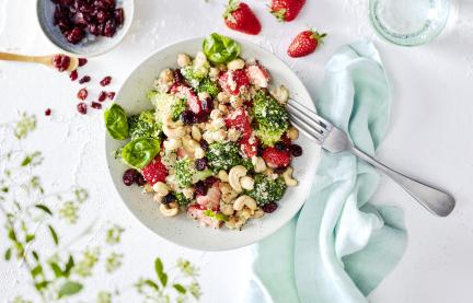 Brokkoli-Salat mit Cashews und Cranberries.