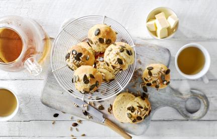 Dinkel-Quark-Brötchen auf einem Gitter.