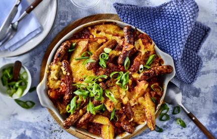 Currywurstauflauf in Auflaufform.