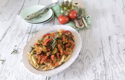 Französisches Ratatouille mit buntem Gemüse und Pasta