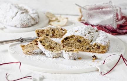 Stollen mit Puderzucker und Rosinen.