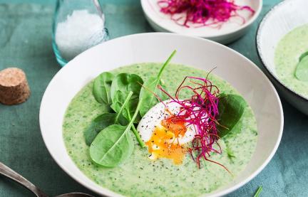 Spinat-Porreesuppe mit pochiertem Ei