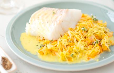 Kabeljau auf einem Gemüsebett.