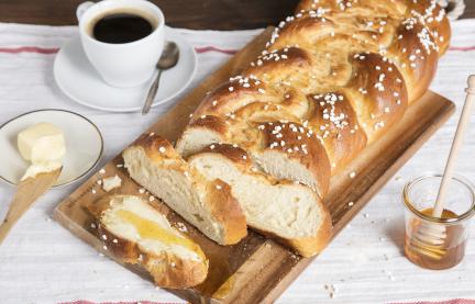 Klassischer Hefezopf mit Hagelzucker.