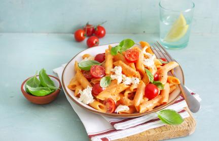 Schnelle und einfache One-Pot Pasta mit Tomate und Mozzarella.