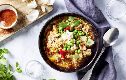 Reis mit Erbsen und Paprika in einer Schüssel.