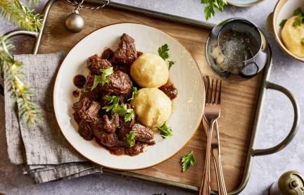 Aromatisches Sauerbraten-Gulasch mit Kartoffelklößen