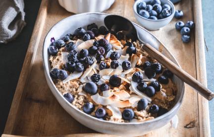 Gebackener Porridge mit Blaubeeren