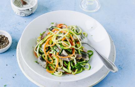 Gemüsenudeln auf Teller mit Pilzsauce