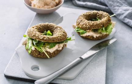 Low Carb Lachs-Frischkäse-Bagel auf einem Brett