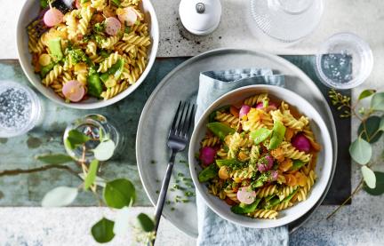 Pasta mit zartem Gemüse und Radieschen.