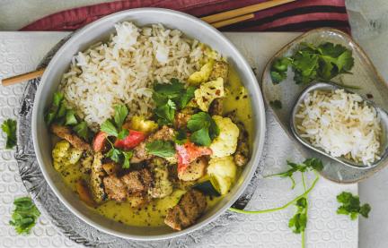 Veganes Curry mit Reis, Gemüse und Sojastreifen.