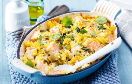 Nudel-Lachs-Gratin mit Basilikum
