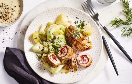 Leichtes Gericht mit Putenröllchen und Kartoffel-Gurken-Salat.